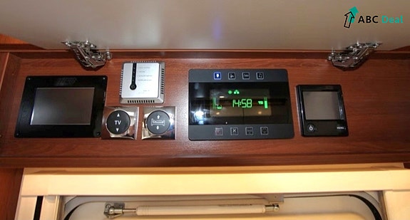 Rapido i 1090 | Hyd.st.ben | Alde | 5+5 | Q.bed+Senkes.| Solc+Invert | Stekeovn | 2x TV | Skinn | Utv.dusj+gass | V.hjul | 15 of 19