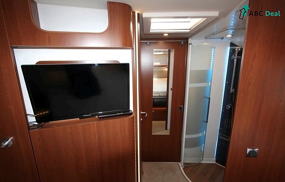 Rapido i 1090 | Hyd.st.ben | Alde | 5+5 | Q.bed+Senkes.| Solc+Invert | Stekeovn | 2x TV | Skinn | Utv.dusj+gass | V.hjul | 13 of 19