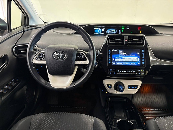 Toyota Prius Plug-in Hybrid 22 of 30