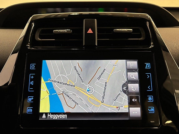 Toyota Prius Plug-in Hybrid 26 of 30