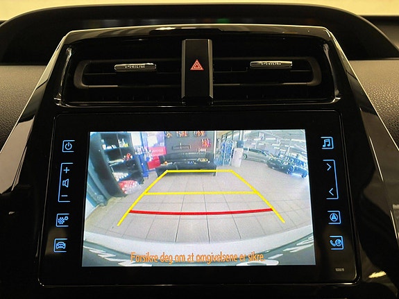 Toyota Prius Plug-in Hybrid 29 of 30
