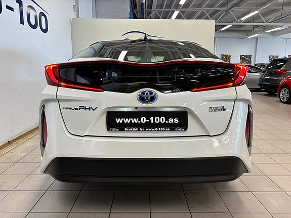 Toyota Prius Plug-in Hybrid 12 of 30