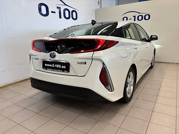 Toyota Prius Plug-in Hybrid 11 of 30