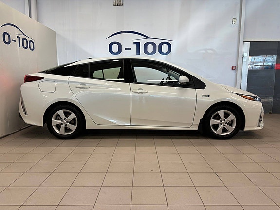 Toyota Prius Plug-in Hybrid 5 of 30