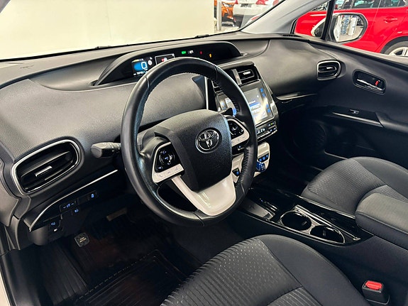 Toyota Prius Plug-in Hybrid 18 of 30