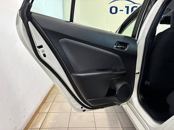 Toyota Prius Plug-in Hybrid 20 of 30