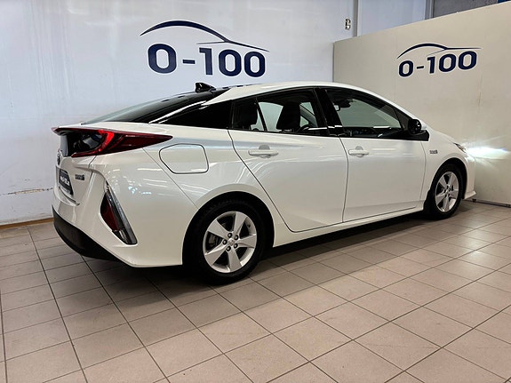 Toyota Prius Plug-in Hybrid 9 of 30