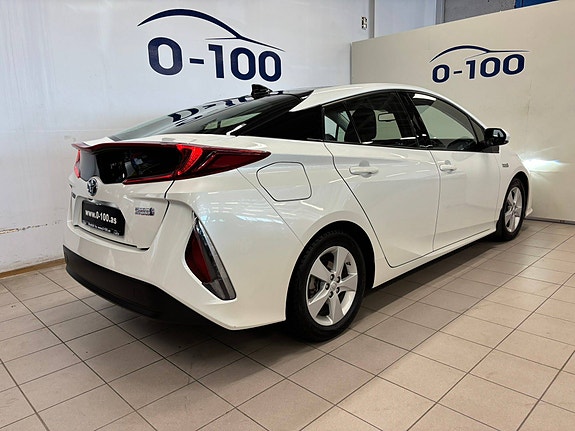 Toyota Prius Plug-in Hybrid 10 of 30