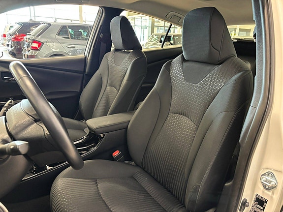 Toyota Prius Plug-in Hybrid 19 of 30