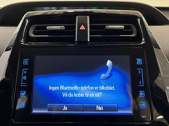 Toyota Prius Plug-in Hybrid 28 of 30