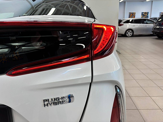Toyota Prius Plug-in Hybrid 13 of 30