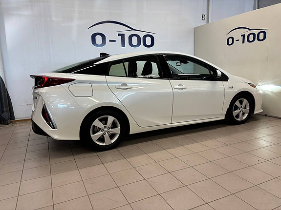 Toyota Prius Plug-in Hybrid 8 of 30
