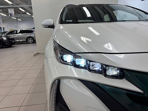 Toyota Prius Plug-in Hybrid 7 of 30