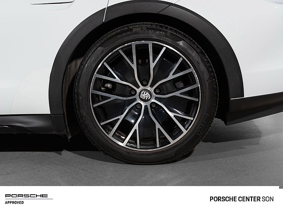 Porsche Taycan Cross Turismo 18 of 30