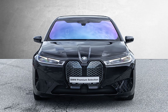 BMW iX 4 of 5
