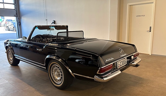 Mercedes-Benz 230 SL 3 of 17