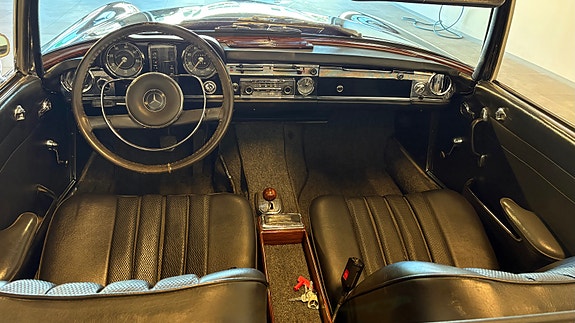 Mercedes-Benz 230 SL 13 of 17