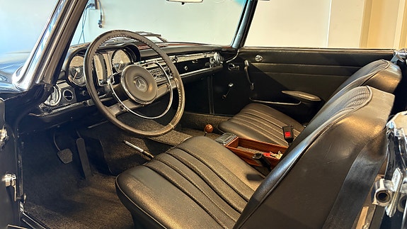 Mercedes-Benz 230 SL 14 of 17