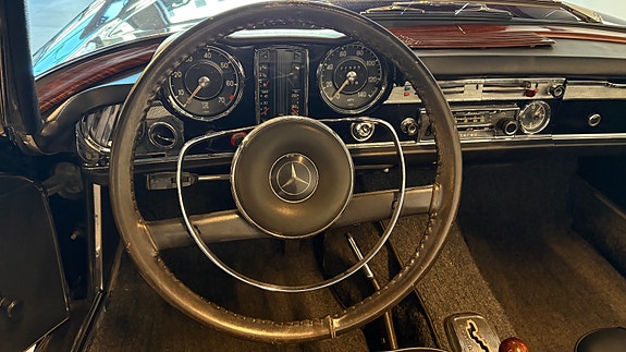 Mercedes-Benz 230 SL 15 of 17