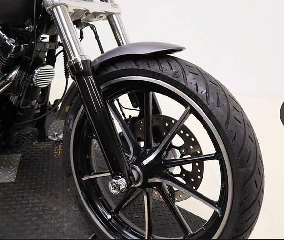 Harley-Davidson FXSB Breakout 9 of 12