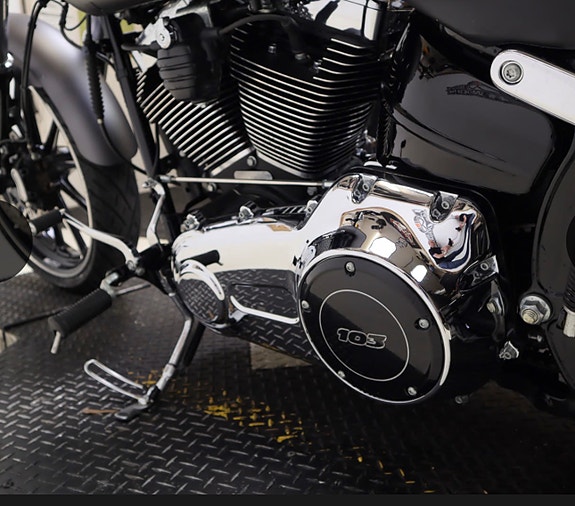 Harley-Davidson FXSB Breakout 5 of 12