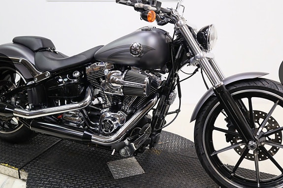 Harley-Davidson FXSB Breakout 2 of 12