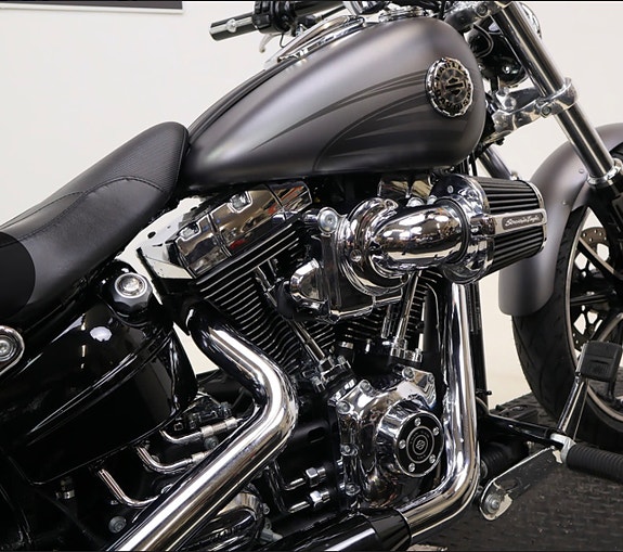 Harley-Davidson FXSB Breakout 11 of 12
