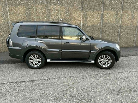 Mitsubishi Pajero 7 of 19