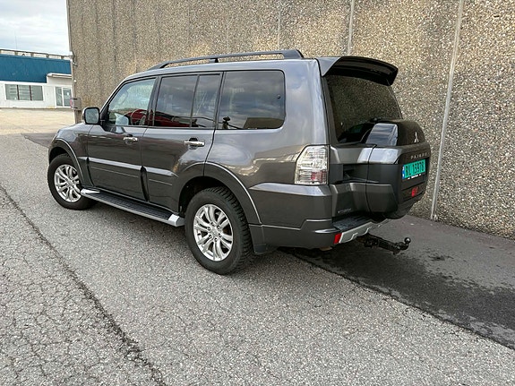 Mitsubishi Pajero 4 of 19