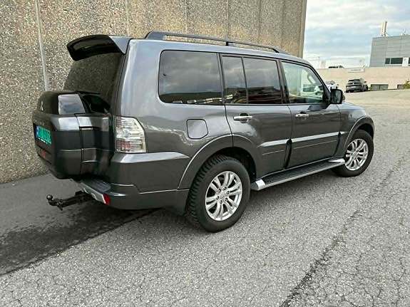 Mitsubishi Pajero 6 of 19