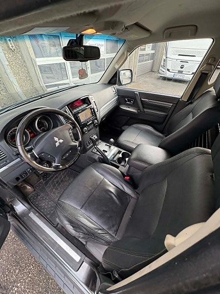 Mitsubishi Pajero 9 of 19