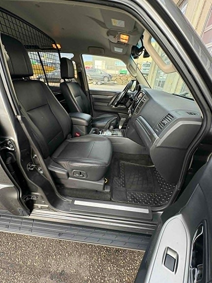 Mitsubishi Pajero 11 of 19