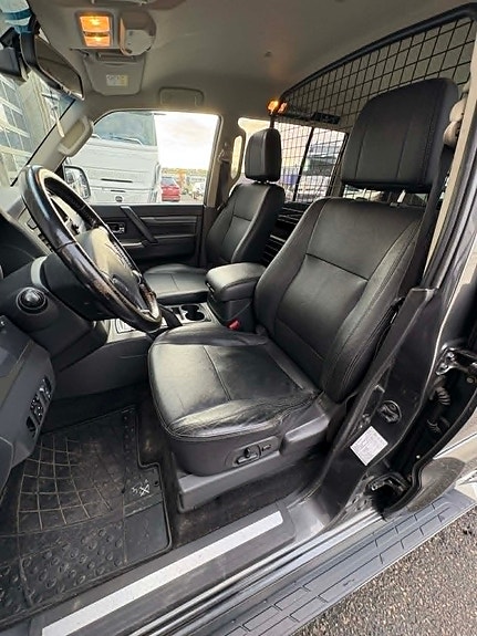 Mitsubishi Pajero 10 of 19