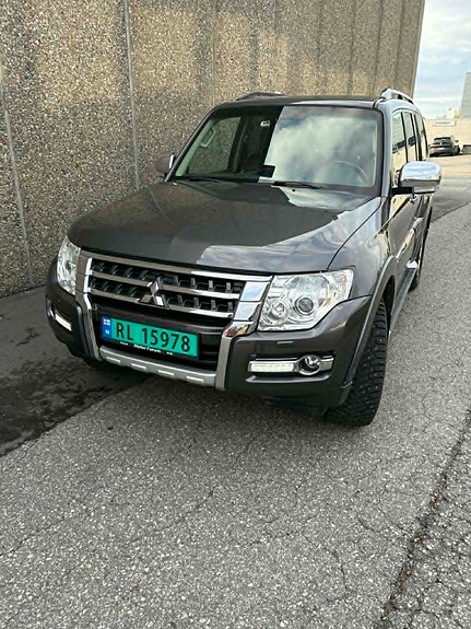 Mitsubishi Pajero 2 of 19