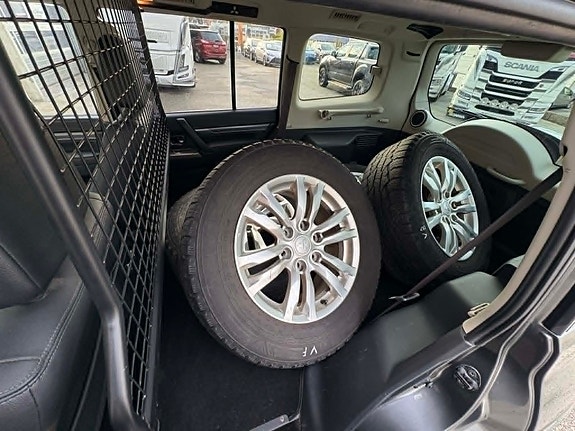 Mitsubishi Pajero 16 of 19