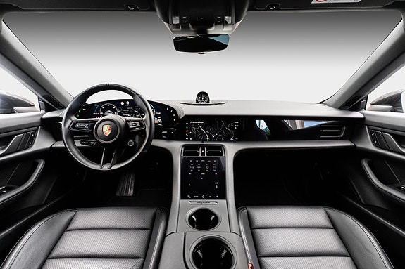Porsche Taycan Cross Turismo 16 of 30