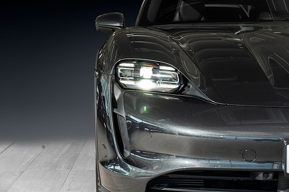 Porsche Taycan Cross Turismo 9 of 30
