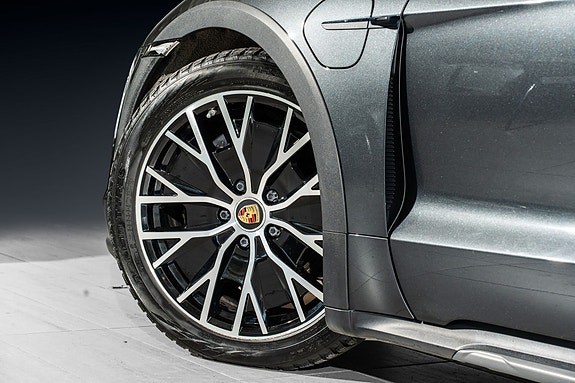 Porsche Taycan Cross Turismo 8 of 30
