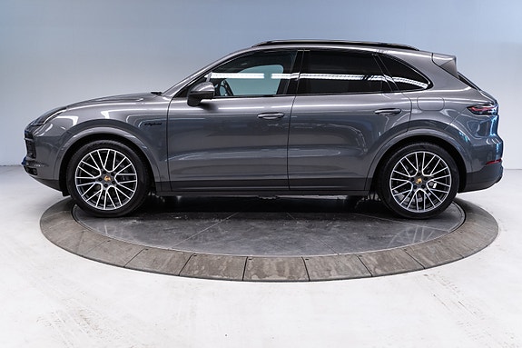 Porsche Cayenne 2 of 5