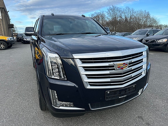 Cadillac Escalade 5 of 30