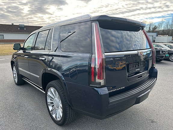 Cadillac Escalade 11 of 30