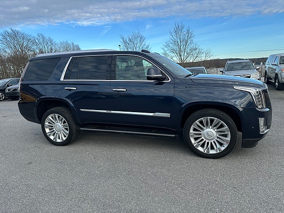 Cadillac Escalade 8 of 30