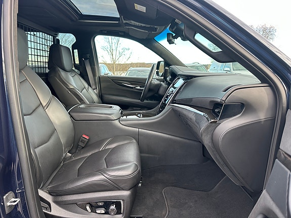 Cadillac Escalade 22 of 30