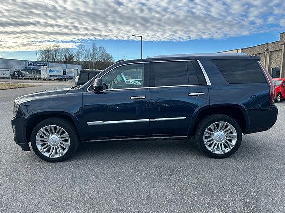 Cadillac Escalade 13 of 30