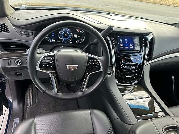 Cadillac Escalade 16 of 30