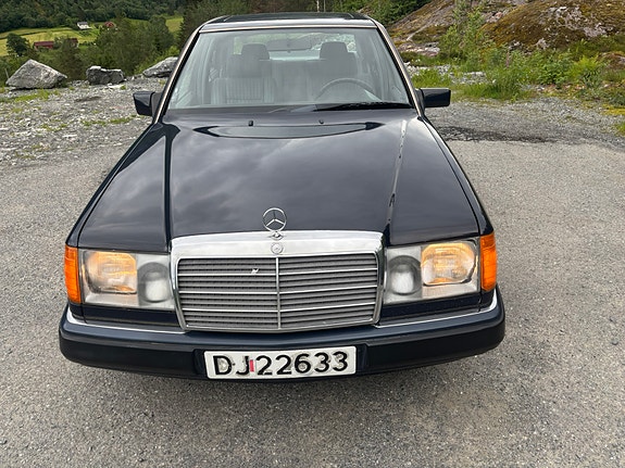Mercedes-Benz E230 2 of 5