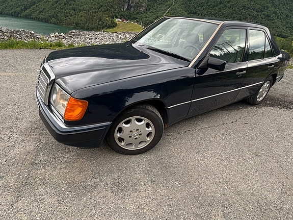 Mercedes-Benz E230 5 of 5
