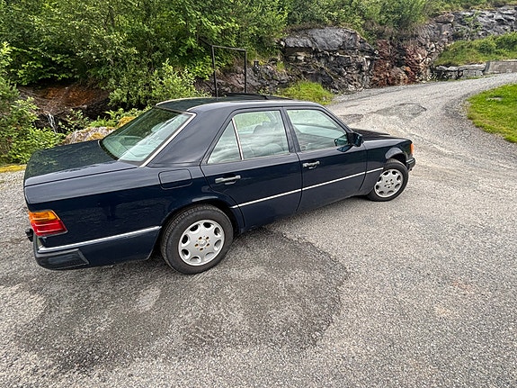 Mercedes-Benz E230 3 of 5