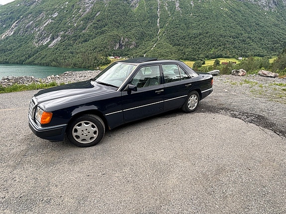 Mercedes-Benz E230 4 of 5