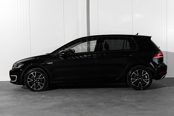 Volkswagen Golf 2 of 5